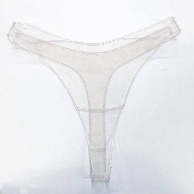 Jess用3D打印的彈力橡膠代替了通常會導致內褲線的松緊帶和針腳。由于衣服是用硅膠3D打印而不是縫合的,使得整件衣服輪廓鮮明,而且能夠防止走形。 Jess用3D打印的彈力橡膠代替了通常會導致內褲線的松緊帶和針腳。由于衣服是用硅膠3D打印而不是縫合的,使得整件衣服輪廓鮮明,而且能夠防止走形。