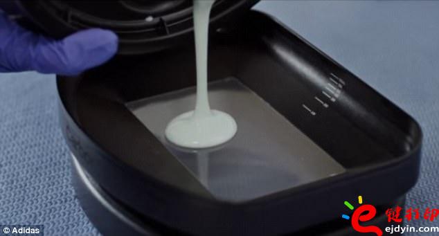 阿迪達斯率先推出3D打印量產時尚跑鞋,大量節約開模具成本 阿迪達斯率先推出3D打印量產時尚跑鞋,大量節約開模具成本